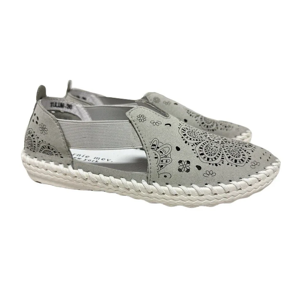 NEW Bernie Mev Tulum Womens 38 / 7 US Gray Leather Floral Cutout Closed Sandals